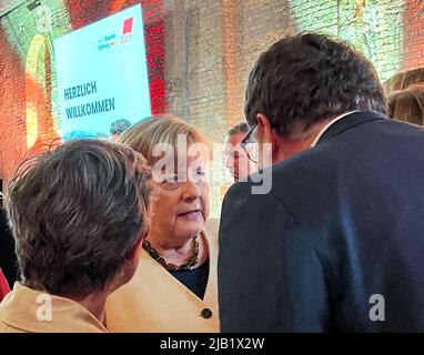 01. Juni 2022, Berlin: Bundeskanzlerin Angela Merkel (M, CDU) im Gespräch mit Britta Haßelmann und Wolfgang Schmidt zum Abschied von DGB-Vorsitzender Reiner Hoffmann. In ihrer ersten öffentlichen Rede seit etwa sechs Monaten bezeichnete die ehemalige deutsche Bundeskanzlerin Angela Merkel den russischen Angriff auf die Ukraine als „tiefe Zäsur“. (Bestmögliche Qualität) Foto: Basil Wegener/dpa Stockfoto