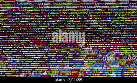 Farbenfroher Code-Hintergrund. Komprimierter javascript-Code auf dem Computerbildschirm. Bildschirm für die Codierung von Softwareentwicklern Stockfoto