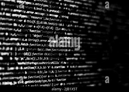 Schwarz-weißer Code-Hintergrund. javascript-Code auf dem Computerbildschirm Stockfoto