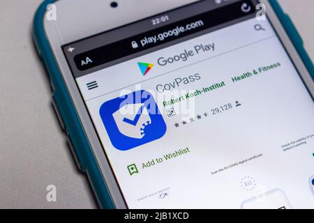Die App CovPass ermöglicht es, die digitalen COVID-Zertifikate der EU auf dem Smartphone, im Google Play Store auf dem Smartphone zu speichern. Stockfoto