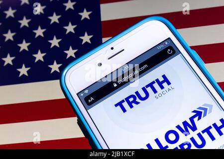 Kumamoto, JAPAN - Nov 2 2021 : TRUTH Social, eine vorgeschlagene SNS-Plattform, die von der Trump Media and Technology Group (TMTG) auf dem iPhone unter US-Flagge lanciert wird Stockfoto