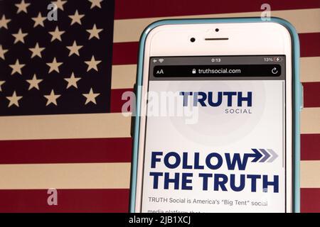 Kumamoto, JAPAN - Nov 2 2021 : TRUTH Social, SNS-Plattform wird von der Trump Media & Technology Group (TMTG) auf dem iPhone auf US-Flagge in Retro-Stimmung lanciert Stockfoto