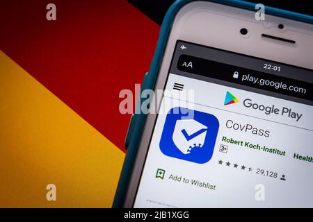 Die App CovPass ermöglicht es, die digitalen COVID-Zertifikate der EU auf dem Smartphone, im Google Play Store auf dem Smartphone unter deutscher Flagge zu speichern Stockfoto