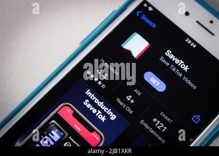 Kumamoto, JAPAN - Okt 12 2021 : SaveTok, beliebte TikTok Video-Downloader-App, im App Store auf dem iPhone. Stockfoto