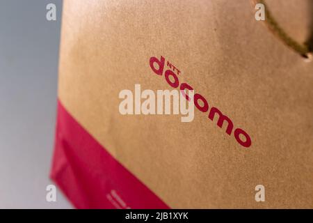 Kumamoto, Japan - Nov 11 2021 : Logo von NTT Docomo Inc., gedruckt auf brauner Papier-Einkaufstasche. NTT ist einer der führenden japanischen Mobilfunkanbieter. Stockfoto