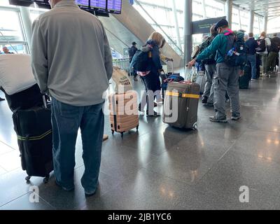 Am Flughafen Dublin stehen Menschen Schlange, wie Beamte gesagt haben, sie seien „zuversichtlich“, dass Passagiere an diesem Wochenende keine Flüge verpassen werden, wenn sie zum empfohlenen Zeitpunkt am Flughafen ankommen. Es kommt, nachdem der Flughafen Dublin am vergangenen Wochenende internationale Schlagzeilen gemacht hat, nachdem sich lange Schlangen vor den Flughafenterminals angespannt hatten und über 1.000 Menschen ihre Flüge verpasst hatten. Bilddatum: Donnerstag, 2. Juni 2022. Stockfoto