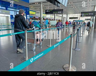 Am Flughafen Dublin stehen Menschen Schlange, wie Beamte gesagt haben, sie seien „zuversichtlich“, dass Passagiere an diesem Wochenende keine Flüge verpassen werden, wenn sie zum empfohlenen Zeitpunkt am Flughafen ankommen. Es kommt, nachdem der Flughafen Dublin am vergangenen Wochenende internationale Schlagzeilen gemacht hat, nachdem sich lange Schlangen vor den Flughafenterminals angespannt hatten und über 1.000 Menschen ihre Flüge verpasst hatten. Bilddatum: Donnerstag, 2. Juni 2022. Stockfoto