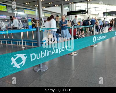 Am Flughafen Dublin stehen Menschen Schlange, wie Beamte gesagt haben, sie seien „zuversichtlich“, dass Passagiere an diesem Wochenende keine Flüge verpassen werden, wenn sie zum empfohlenen Zeitpunkt am Flughafen ankommen. Es kommt, nachdem der Flughafen Dublin am vergangenen Wochenende internationale Schlagzeilen gemacht hat, nachdem sich lange Schlangen vor den Flughafenterminals angespannt hatten und über 1.000 Menschen ihre Flüge verpasst hatten. Bilddatum: Donnerstag, 2. Juni 2022. Stockfoto