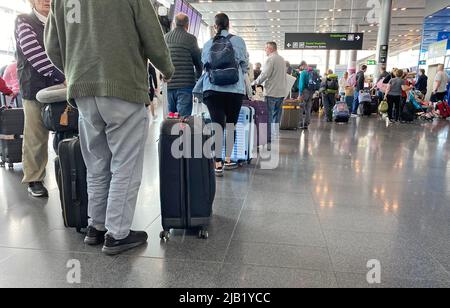 Am Flughafen Dublin stehen Menschen Schlange, wie Beamte gesagt haben, sie seien „zuversichtlich“, dass Passagiere an diesem Wochenende keine Flüge verpassen werden, wenn sie zum empfohlenen Zeitpunkt am Flughafen ankommen. Es kommt, nachdem der Flughafen Dublin am vergangenen Wochenende internationale Schlagzeilen gemacht hat, nachdem sich lange Schlangen vor den Flughafenterminals angespannt hatten und über 1.000 Menschen ihre Flüge verpasst hatten. Bilddatum: Donnerstag, 2. Juni 2022. Stockfoto