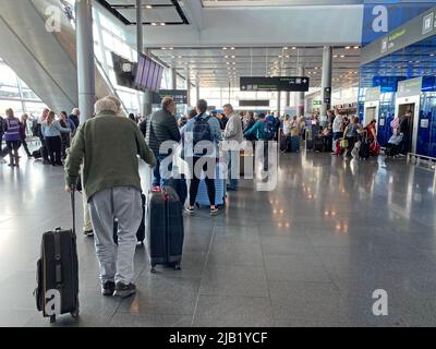 Am Flughafen Dublin stehen Menschen Schlange, wie Beamte gesagt haben, sie seien „zuversichtlich“, dass Passagiere an diesem Wochenende keine Flüge verpassen werden, wenn sie zum empfohlenen Zeitpunkt am Flughafen ankommen. Es kommt, nachdem der Flughafen Dublin am vergangenen Wochenende internationale Schlagzeilen gemacht hat, nachdem sich lange Schlangen vor den Flughafenterminals angespannt hatten und über 1.000 Menschen ihre Flüge verpasst hatten. Bilddatum: Donnerstag, 2. Juni 2022. Stockfoto