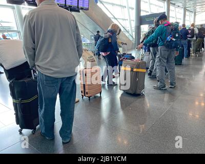 Am Flughafen Dublin stehen Menschen Schlange, wie Beamte gesagt haben, sie seien „zuversichtlich“, dass Passagiere an diesem Wochenende keine Flüge verpassen werden, wenn sie zum empfohlenen Zeitpunkt am Flughafen ankommen. Es kommt, nachdem der Flughafen Dublin am vergangenen Wochenende internationale Schlagzeilen gemacht hat, nachdem sich lange Schlangen vor den Flughafenterminals angespannt hatten und über 1.000 Menschen ihre Flüge verpasst hatten. Bilddatum: Donnerstag, 2. Juni 2022. Stockfoto