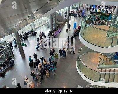 Am Flughafen Dublin stehen Menschen Schlange, wie Beamte gesagt haben, sie seien „zuversichtlich“, dass Passagiere an diesem Wochenende keine Flüge verpassen werden, wenn sie zum empfohlenen Zeitpunkt am Flughafen ankommen. Es kommt, nachdem der Flughafen Dublin am vergangenen Wochenende internationale Schlagzeilen gemacht hat, nachdem sich lange Schlangen vor den Flughafenterminals angespannt hatten und über 1.000 Menschen ihre Flüge verpasst hatten. Bilddatum: Donnerstag, 2. Juni 2022. Stockfoto