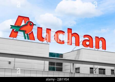 Breslau, Polen - 29. MAI 2022: Auchan Supermarktgeschäft Logo Stockfoto