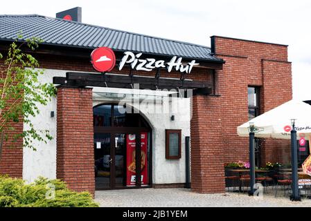 Breslau, Polen - 29. MAI 2022: Pizza Hut-Logo über dem Eingang zum Restaurant Stockfoto