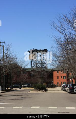 In der Ferne steht ein riesiges Industriestahlwerk. Stockfoto