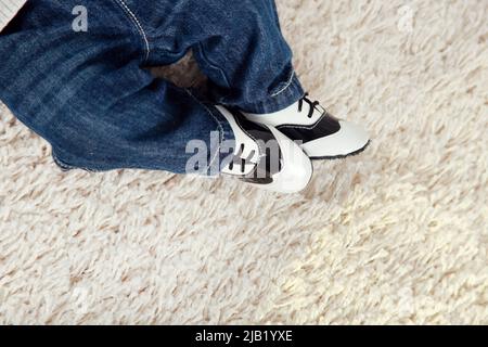 Hintergrund mit den Beinen des Kindes in stylischer blauer Jeans Stockfoto