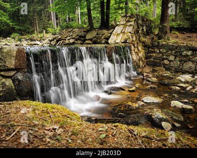 Seidige Wasserfallwand in Harrachov, Tschechien Stockfoto