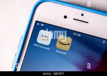 AWS-Konsole (Amazon Web Services) und Amazon App-Symbole auf dem iPhone. AWS ist ein Anbieter von On-Demand-Cloud-Computing-Plattformen und -APIs von Amazon Stockfoto