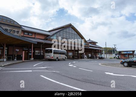 Bahnhofseingang der Yasugi Station (Yasugi-eki), Bahnhof auf der Sanin Main Line, die von der West Japan Railway (JR West) betrieben wird, an bewölkten Tagen Stockfoto
