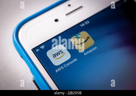 AWS-Konsole (Amazon Web Services) und Amazon App-Symbole auf dem iPhone in dunkler Stimmung. AWS stellt On-Demand-Cloud-Computing-Plattformen und -APIs von Amazon bereit Stockfoto