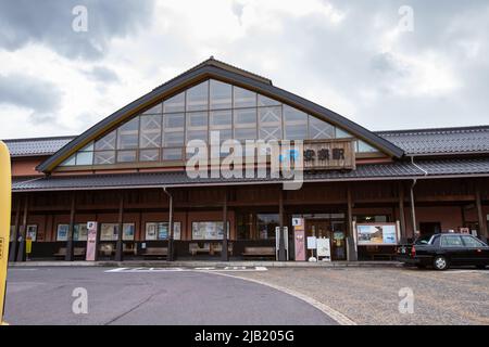 Bahnhofseingang der Yasugi Station (Yasugi-eki), Bahnhof auf der Sanin Main Line, die von der West Japan Railway (JR West) betrieben wird, an bewölkten Tagen Stockfoto