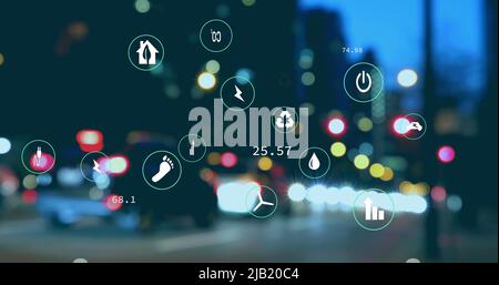 Bild von digitalen Symbolen und Datenverarbeitung über Autos auf der Straße Stockfoto