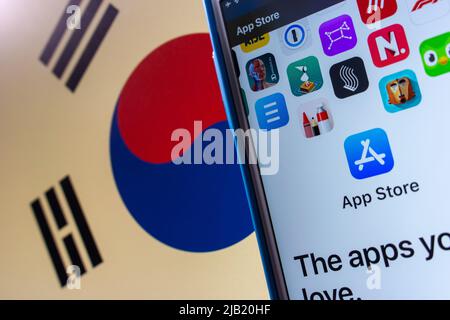 Kumamoto, JAPAN - Jan 20 2022 : konzeptionelles Bild des App Store auf dem iPhone-Bildschirm auf dem Hintergrund der südkoreanischen Flagge. Stockfoto