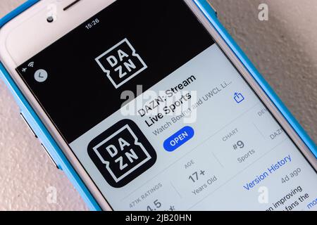 Logo von DAZN, einem internationalen OTT-Abonnement (Over-the-Top Sports), der in über 200 Ländern im App Store auf dem iPhone erhältlich ist Stockfoto