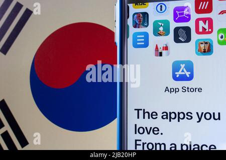 Kumamoto, JAPAN - Jan 20 2022 : konzeptionelles Bild des App Store auf dem iPhone-Bildschirm auf dem Hintergrund der südkoreanischen Flagge. Stockfoto