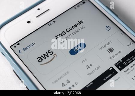 App AWS Console (Amazon Web Services) im App Store auf dem iPhone. AWS ist ein Anbieter von On-Demand-Cloud-Computing-Plattformen und -APIs von Amazon Stockfoto