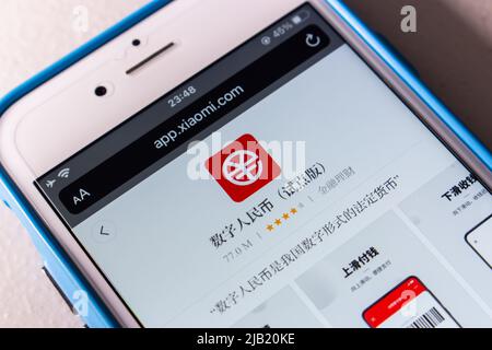 Kumamoto, JAPAN - Jan 20 2022 : Digital Yuan App e-CNY im Xiaomi App Store im iPhone. Der digitale Yuan ist eine Form der digitalen Währung der Zentralbank, CBDC Stockfoto