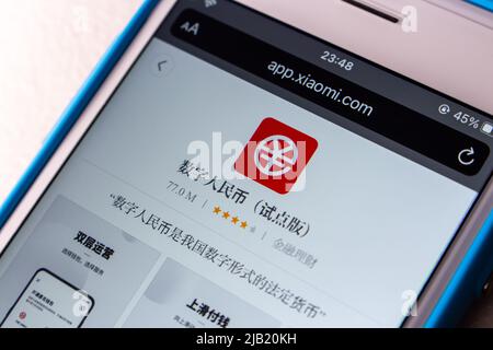 Kumamoto, JAPAN - Jan 20 2022 : Digital Yuan App e-CNY im Xiaomi App Store im iPhone. Der digitale Yuan ist eine Form der digitalen Währung der Zentralbank, CBDC Stockfoto