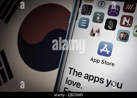 Kumamoto, JAPAN - Jan 20 2022 : konzeptuelles Bild des App Store auf dem iPhone-Bildschirm auf dem Hintergrund der südkoreanischen Flagge in dunkler Stimmung. Stockfoto