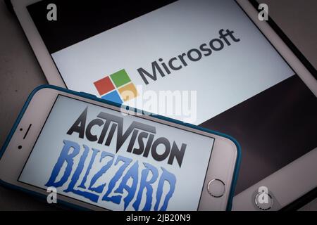 Kumamoto, JAPAN - Jan 24 2022 : Closeup „Microsoft übernimmt Activision Blizzard“ Blog-Post auf der Microsoft-Website auf dem Tablet. Stockfoto