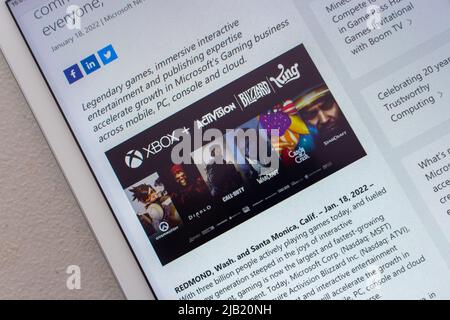 Kumamoto, JAPAN - Jan 24 2022 : Closeup „Microsoft übernimmt Activision Blizzard“ Blog-Post auf der Microsoft-Website auf dem Tablet. Stockfoto