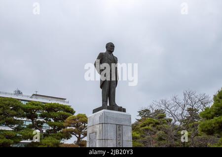 Matsue, Shimane, JAPAN - Dez 1 2021 : die Statue von Seiichi Kishi, dem Präsidenten des Japanischen Olympischen Komitees von 2., bei der Präfektur Shimane Stockfoto