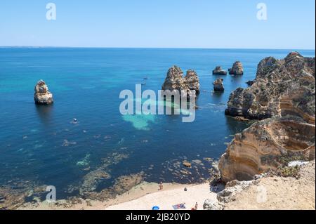 Lagos, Portugal. 2022 Mai 06 . Panorama des Touristen Praia do Camilo de Lagos an der Algarve, Portugal im Sommer 2022. Stockfoto