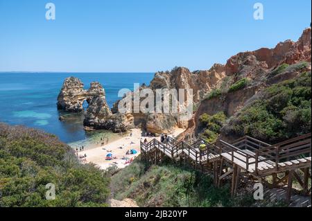 Lagos, Portugal. 2022 Mai 06 . Panorama des Touristen Praia do Camilo de Lagos an der Algarve, Portugal im Sommer 2022. Stockfoto