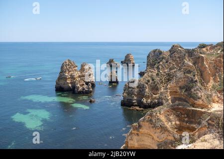 Lagos, Portugal. 2022 Mai 06 . Panorama des Touristen Praia do Camilo de Lagos an der Algarve, Portugal im Sommer 2022. Stockfoto