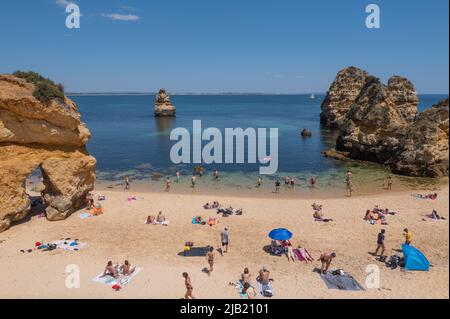 Lagos, Portugal. 2022 Mai 06 . Panorama des Touristen Praia do Camilo de Lagos an der Algarve, Portugal im Sommer 2022. Stockfoto