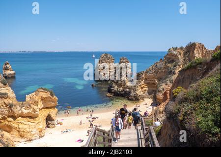 Lagos, Portugal. 2022 Mai 06 . Panorama des Touristen Praia do Camilo de Lagos an der Algarve, Portugal im Sommer 2022. Stockfoto