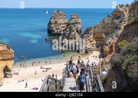 Lagos, Portugal. 2022 Mai 06 . Panorama des Touristen Praia do Camilo de Lagos an der Algarve, Portugal im Sommer 2022. Stockfoto