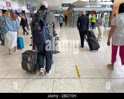 Die Menschen am Flughafen Dublin, wie Beamte sagten, sind „zuversichtlich“, dass Passagiere an diesem Wochenende keine Flüge verpassen werden, wenn sie zum empfohlenen Zeitpunkt am Flughafen ankommen. Es kommt, nachdem der Flughafen Dublin am vergangenen Wochenende internationale Schlagzeilen gemacht hat, nachdem sich lange Schlangen vor den Flughafenterminals angespannt hatten und über 1.000 Menschen ihre Flüge verpasst hatten. Bilddatum: Donnerstag, 2. Juni 2022. Stockfoto