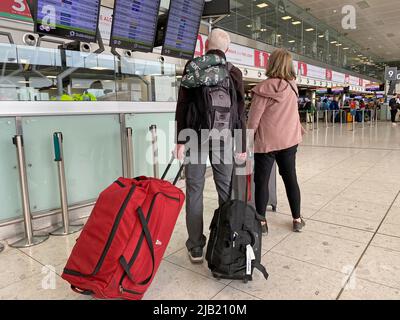 Die Menschen am Flughafen Dublin, wie Beamte sagten, sind „zuversichtlich“, dass Passagiere an diesem Wochenende keine Flüge verpassen werden, wenn sie zum empfohlenen Zeitpunkt am Flughafen ankommen. Es kommt, nachdem der Flughafen Dublin am vergangenen Wochenende internationale Schlagzeilen gemacht hat, nachdem sich lange Schlangen vor den Flughafenterminals angespannt hatten und über 1.000 Menschen ihre Flüge verpasst hatten. Bilddatum: Donnerstag, 2. Juni 2022. Stockfoto