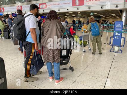 Die Menschen am Flughafen Dublin, wie Beamte sagten, sind „zuversichtlich“, dass Passagiere an diesem Wochenende keine Flüge verpassen werden, wenn sie zum empfohlenen Zeitpunkt am Flughafen ankommen. Es kommt, nachdem der Flughafen Dublin am vergangenen Wochenende internationale Schlagzeilen gemacht hat, nachdem sich lange Schlangen vor den Flughafenterminals angespannt hatten und über 1.000 Menschen ihre Flüge verpasst hatten. Bilddatum: Donnerstag, 2. Juni 2022. Stockfoto