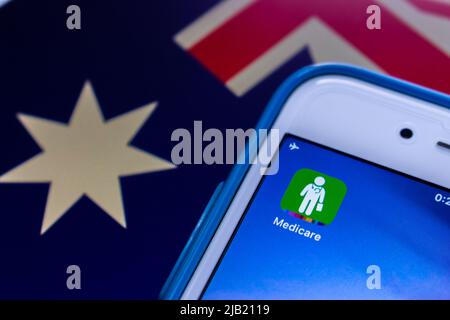 Kumamoto, JAPAN - Okt 18 2021 : Express Plus Medicare Mobile App auf dem iPhone unter australischer Flagge. Es ist medicare Management Service von Services Australia Stockfoto