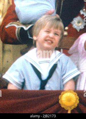 Datei-Foto vom 15/06/1985 von Prinz William, dem heutigen Herzog von Cambridge, auf dem Balkon des Buckingham Palace, London, um die Fliege nach Trooping the Color zu beobachten. Prinz Louis trägt heute ein ähnliches Outfit wie das seines Vaters aus dem Jahr 1985. Ausgabedatum: Donnerstag, 2. Juni 2022. Stockfoto