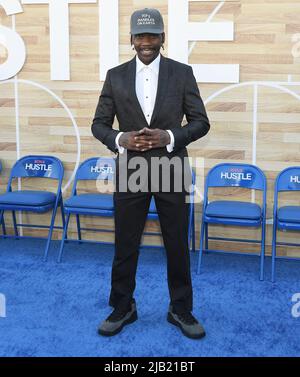 Larry 'Bone Collector' Williams kommt zu Netflix's HUSTLE Los Angeles Premiere, die am Mittwoch, dem 1. Juni 2022, im Regency Village Theatre in Westwood, CA, stattfand. (Foto von Sthanlee B. Mirador/Sipa USA) Stockfoto