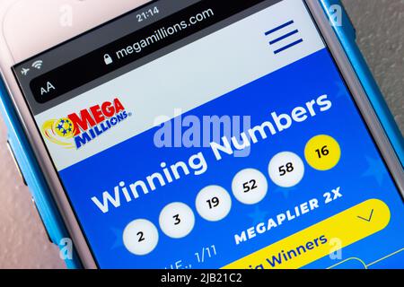 Kumamoto, JAPAN - Jan 14 2022 : Closeup-Logo von Mega Millions auf seiner Website auf dem iPhone. Mega Millions ist ein US-Lotteriespiel mit mehreren Gerichtsbarkeiten. Stockfoto