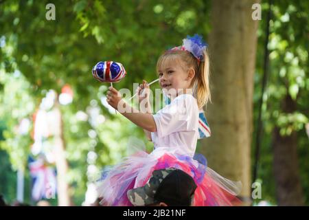 London, Großbritannien. 2.. Juni 2022. LONDON - 2. JUNI: Szenen bei der Trooping the Color Zeremonie am 2. Juni 2022 im Zentrum von London. Foto von David Levenson Credit: David Levenson/Alamy Live News Stockfoto